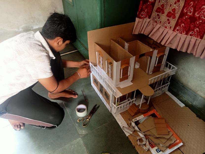 15 साल के करण ने कागज-गत्ते से बना दिए भवनों के मॉडल