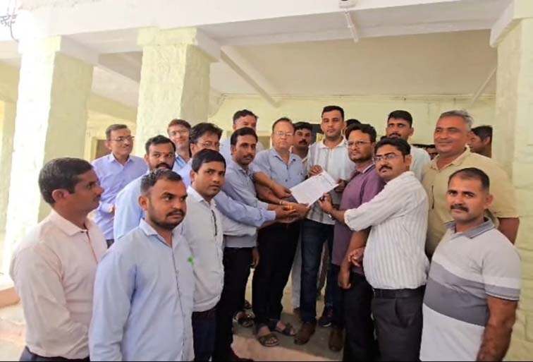 भीनमाल उप जिला अस्पताल में PMO से मारपीट का मामला, आरोपी के गिरफ्तारी की मांग
